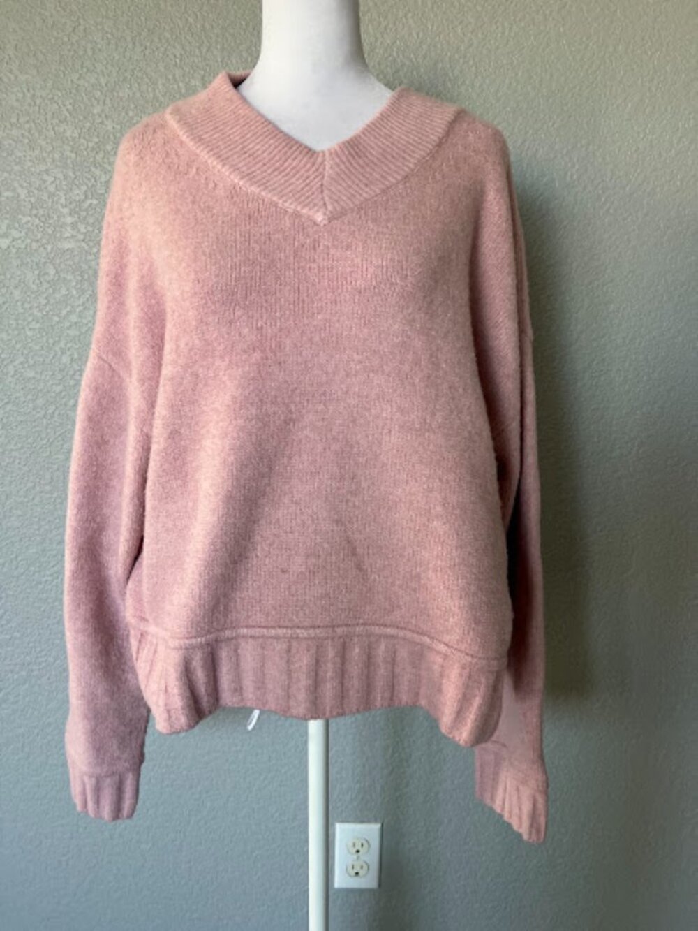 Jessica Simpson Pink V-Neck Long Sleeve Sweater Size Medium